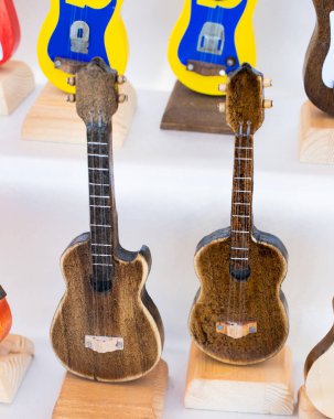 Klasik telli enstrüman gitarı görünümde