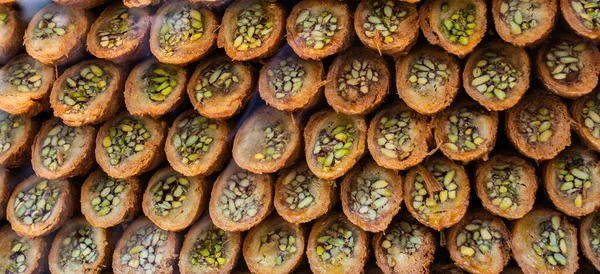 Турецкий Традиционный Десерт Кадаиф Запеченный Сиропе Подается Ореховым Порошком — стоковое фото
