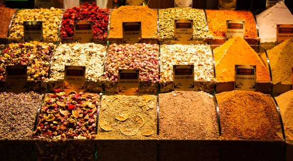 Orientální Barevné Koření Tradičním Tureckém Bazaru Koření — Stock fotografie