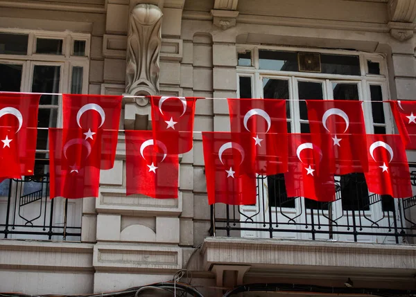 Türk Ulusal Bayrağı Açık Havada Sokakta Bir Ipe Asılı Duruyor — Stok fotoğraf