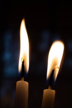 Yanan mum ışığı yansıtıyor.