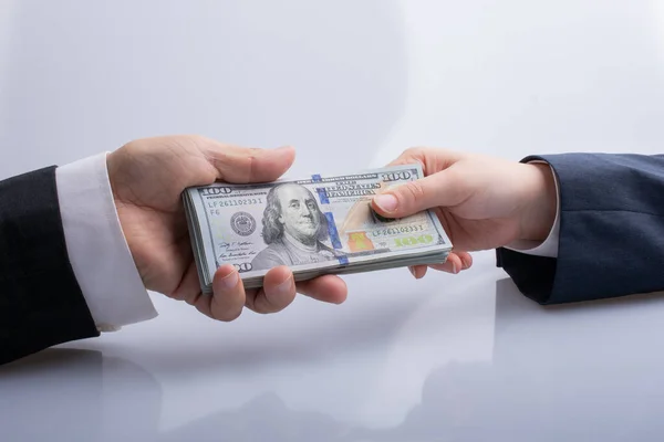 Homme Affaires Donnant Recevant Argent Dollars Américains — Photo