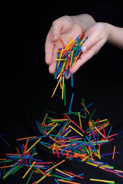 Siyah arka plana renkli tahta çubukların düşmesine izin ver.