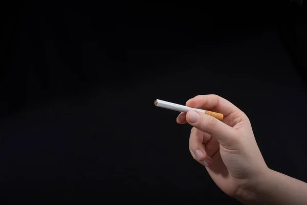 Hand Håller Cigarett Svart Bakgrund — Stockfoto