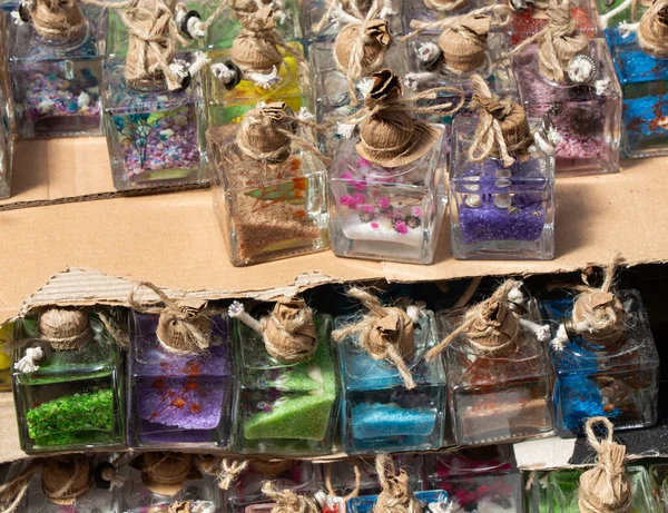 Множество Маленьких Красочных Декоративных Бутылочек Полке — стоковое фото