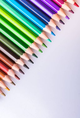 Beyaz arkaplana çeşitli renklerin renk kalemleri