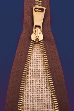 Keten tuvalde renkli bir fermuarın yakın çekimi