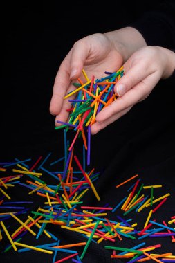 Siyah arka plana renkli tahta çubukların düşmesine izin ver.