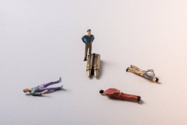 Heykelcik modeli ve madde işareti olarak karşı savaş fotoğraf kavramsal