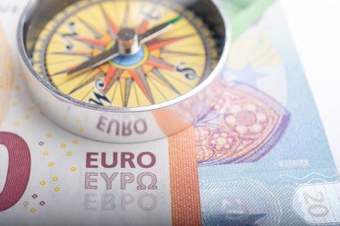 Euro banknotları ile Euro pusula finans yönü