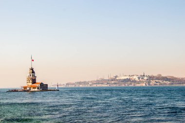 Boğaz 'ın ortasında bulunan Bakireler Kulesi