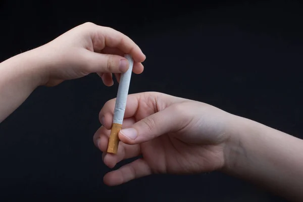 Hand Ger Cigarett Svart Bakgrund — Stockfoto