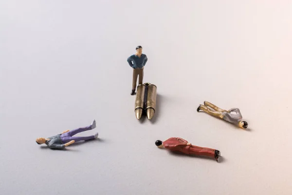 Muž Figurka Model Bullet Jako Konceptuální Proti Válečná Fotografie — Stock fotografie