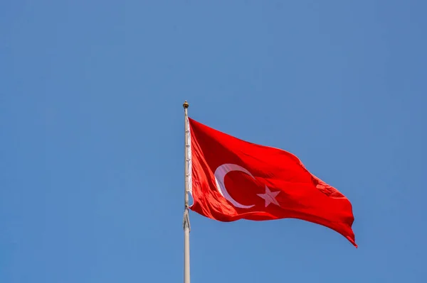 Bandera Nacional Turca Con Estrella Blanca Luna Poste Cielo — Foto de Stock
