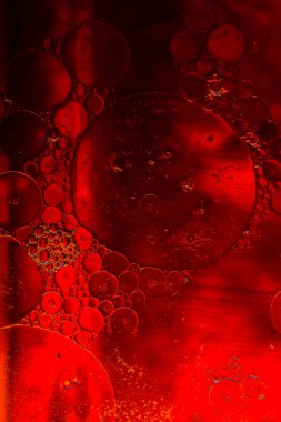 Su tabanında yağ kabarcıkları oluşmuş.