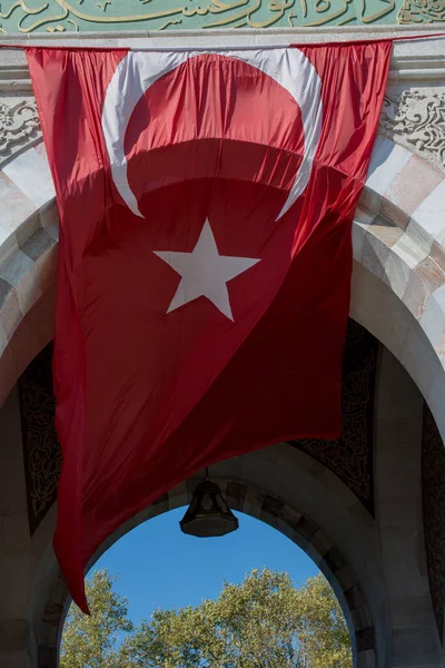 Turecka Flaga Narodowa Wisi Słupie Świeżym Powietrzu — Zdjęcie stockowe