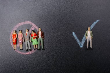 Minyatür insanlar Covid 19 enfeksiyonunu azaltmak için ayrı kalıyorlar. Sağlık hizmetleri kavramı