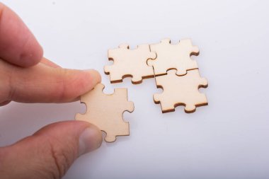 Problem çözme kavramı olarak yapboz parçasının el ele tutuşması