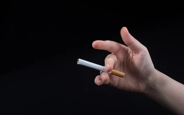 Hand Håller Cigarett Svart Bakgrund — Stockfoto