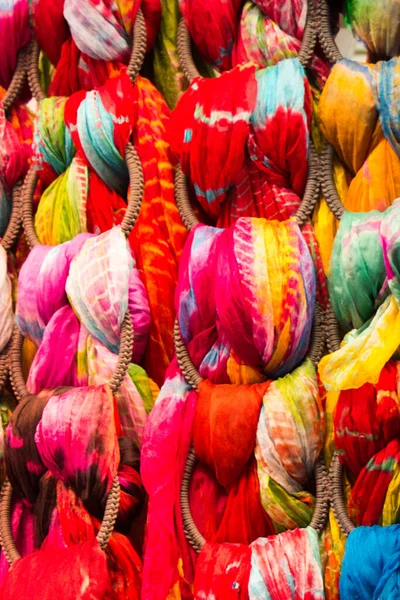 Hromada Pestrobarevných Kousků Látky Bazaru — Stock fotografie