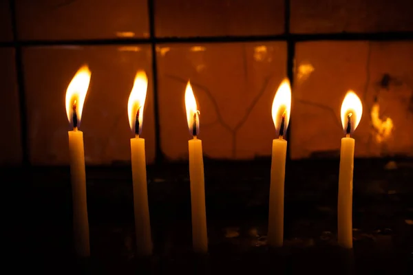 Κεριά Που Καίγονται Κίτρινες Φλόγες Στο Σκοτάδι — Φωτογραφία Αρχείου