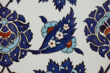 Osmanlı tarzı el yapımı, çiçek desenli Türk fayansları.