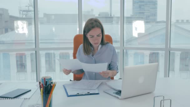 Junge Geschäftsfrau arbeitet in modernem Büro am Laptop. — Stockvideo