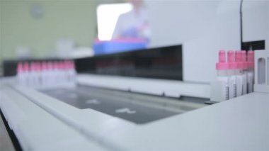 İlaç ekipmanları. Otomatik tıbbi konveyör analizleri kan örnekleri.