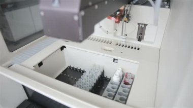 Uyuşturucu, ilaç otomotiv üretim hattı. Tıp için ilaç makinesi üretim hapları.