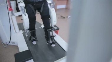 Fütüristik Robotik ekipman. Sanal gerçeklik erkekte.