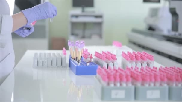 Oigenkännlig forskare att göra laboratorieanalyser av blod i moderna apotek, medicinska laboratorier. — Stockvideo