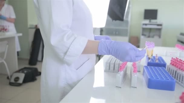 Невідомий вчений робить лабораторний аналіз крові в сучасній аптеці, медична лабораторія . — стокове відео