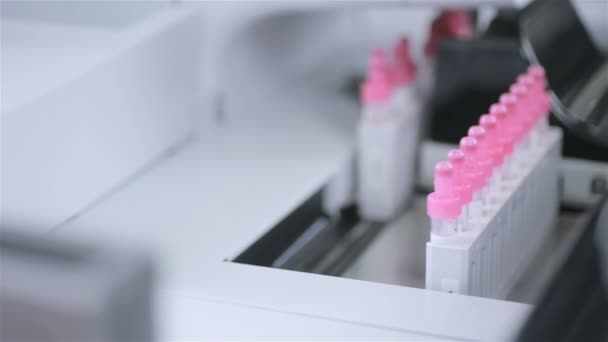 Farmaceutische apparatuur. Automatische medische transportband analyses bloed monsters. — Stockvideo