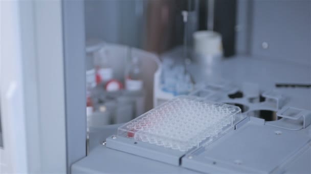 Linea di produzione automatizzata di farmaci e farmaci. Macchine farmaceutiche per la produzione di medicine Pillole . — Video Stock