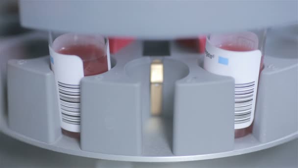 Arzneimittel, Arzneimittel automatische Produktionslinie. Pharmazeutische Maschinen zur Herstellung von Medikamentenpillen. — Stockvideo