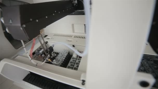 Современное медицинское оборудование для анализа биоматериалов . — стоковое видео