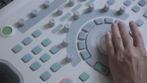Ultraljud enheten tangentbord, händerna på oigenkännlig läkare workimg med ultraljud utrustning. — Stockvideo