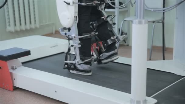 Φουτουριστικό ρομποτικό εξοπλισμό. Ο άνθρωπος σε μια εικονική πραγματικότητα. — Αρχείο Βίντεο