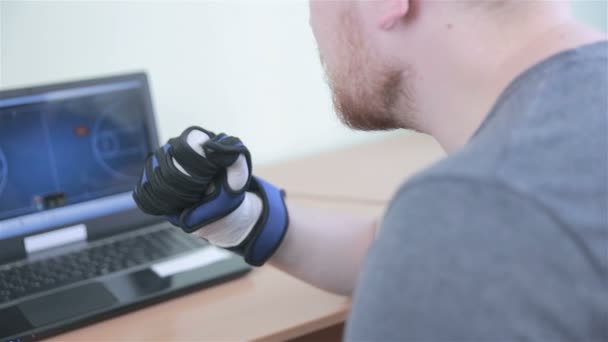 Elektronische hightech cyber handschoen. Man speelt Vr spel werken met 3D-simulator bionic handschoen. — Stockvideo