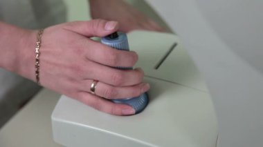 Tanınmayan kadın doktorlar kol modern araştırma laboratuarında tıbbi ekipman ile çalışma.