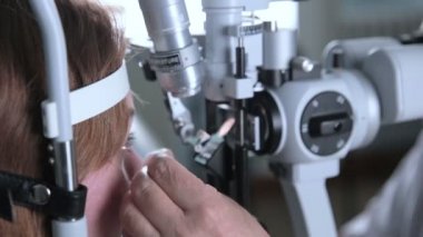 Kadının gözleri göz doktoruna denetler.