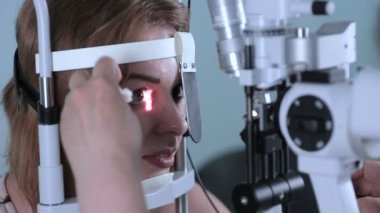 Kadının gözleri göz doktoruna denetler.