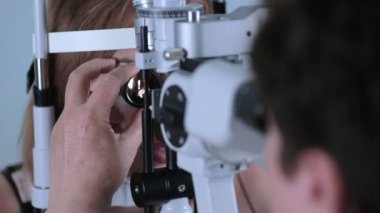 Kadının gözleri göz doktoruna denetler.