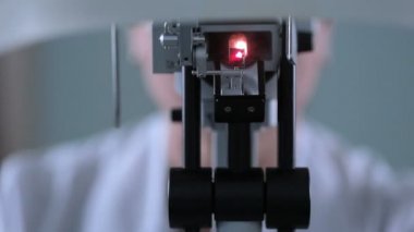 Tıbbi Oftamolojik cihaz görme kontrol etmek için. Tanınmayan doktor hasta göz testi ile çalışma.