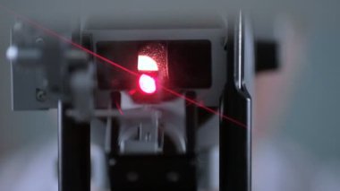 Tıbbi Oftamolojik cihaz görme kontrol etmek için. Tanınmayan doktor hasta göz testi ile çalışma.