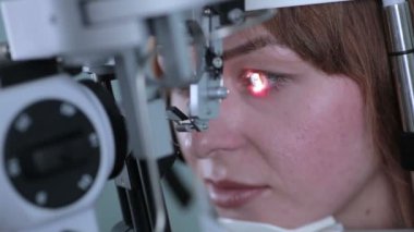 Kadının gözleri göz doktoruna denetler.