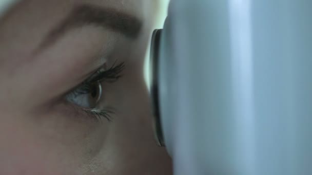 Fecha. Jovem mulher tendo seus olhos examinados por um oftalmologista em um equipamento médico moderno . — Vídeo de Stock