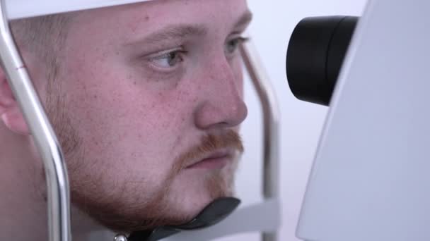 Escaneando la retina, prueba ocular. Dispositivo oftálmico contemporáneo especial . — Vídeos de Stock