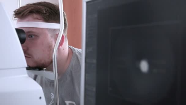 Analisando a retina, teste ocular. Dispositivo oftálmico contemporâneo especial . — Vídeo de Stock