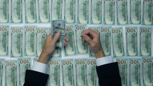 Bargeld, Geld, viele hundert neue Dollarnoten. Mann, der Geld zählt, neue Dollars. Finanzeinkommen, Löhne, Verkäufe, Kredite. — Stockvideo